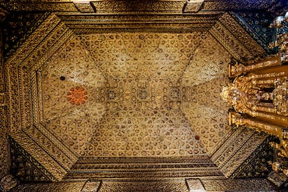 El artesonado de la iglesia del monasterio de San Antonio el Real, en Segovia, el 14 de julio. A la izquierda se aprecia una tapa de color naranja que podía quitarse.