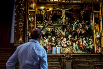 Juan Ayres contempla el retablo flamenco del siglo XV con escenas de la Pasión de Cristo, ubicado en la iglesia del monasterio.