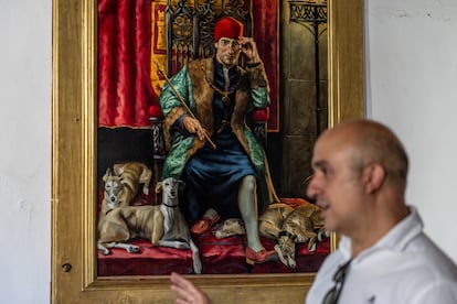 Juan Ayres delante del retrato del rey Enrique IV de Castilla realizado este año por el pintor e ilustrador Fernando Vicente.