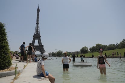Turistas se refrescan en la Fuente del Jardín del Trocadero en París, el 2 de julio.