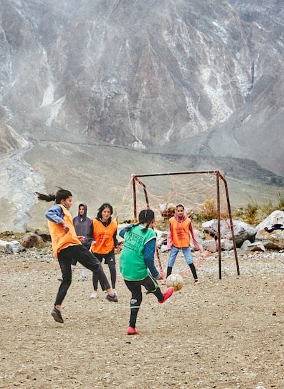 Jugadoras de la Passu Youth Football Academy entrenan en su campo de fútbol, situado en el pueblo de Passu