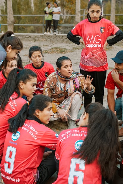 Futbolistas del Murtazabad Royal Club escuchan a su entrenadora, Sabrina, durante un partido del campeonato