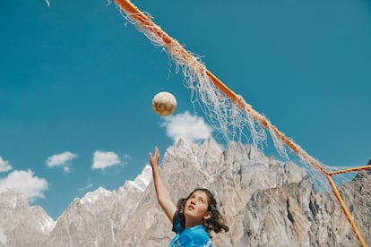 La portera del Passu Youth Football intenta atajar un balón durante uno de los entrenamientos