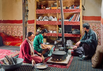 Nabila Rehman, capitana del Baba-Ghundi Chipurson, y su familia cocinan en su casa en Chipurson