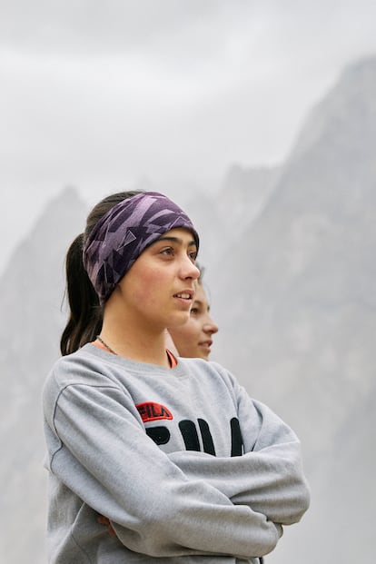Nadia, jugadora del Passu Youth Football, escucha a su entrenador durante uno de los entrenamientos previos al campeonato