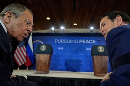 El ministro de Asuntos Exteriores de Rusia, Serguéi Lavrov (a la izquierda), y el secretario de Estado de Estados Unidos, Marco Rubio, hablan antes de una conferencia de prensa.