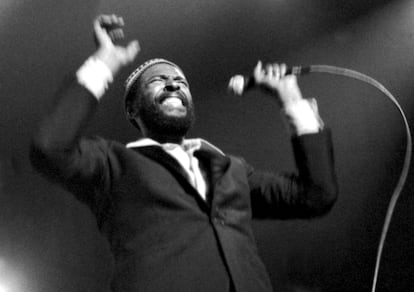El cantante de soul Marvin Gaye en el escenario del Royal Albert Hall en 1979, Londres, Inglaterra. 