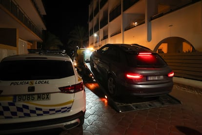 Una grúa retira un coche multado con 15.000 euros por transportar turistas sin licencia en Sant Antoni de Portmany el 11 de agosto.