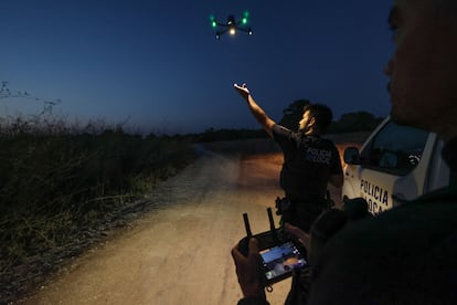 Policías locales de San José inspeccionan los alrededores de la Torre D'en Rovira en busca de caravanas que pernoctan en suelo rústico.