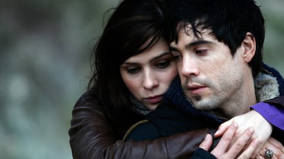 Unax Ugalde y Nora Tschirner se abrazan en una escena de la película 'Bon appétit' (2010) de David Pinillos.