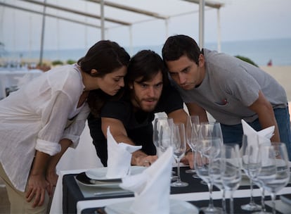 Olivia Molina, Alfonso Bassave y Paco León, en la película 'Dieta mediterránea' (2009), dirigida por Joaquín Oristrell.