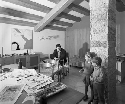 Hugo Pratt, con sus hijos, en su casa de Venecia en 1966.