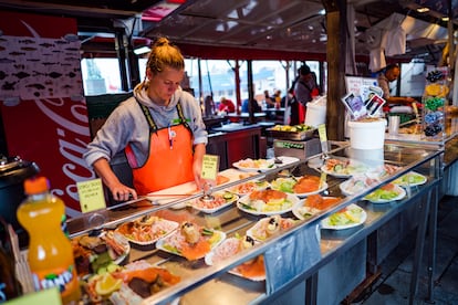 Un puesto en el mercado de pescado (Fisketorget Mathallen) de Bergen.