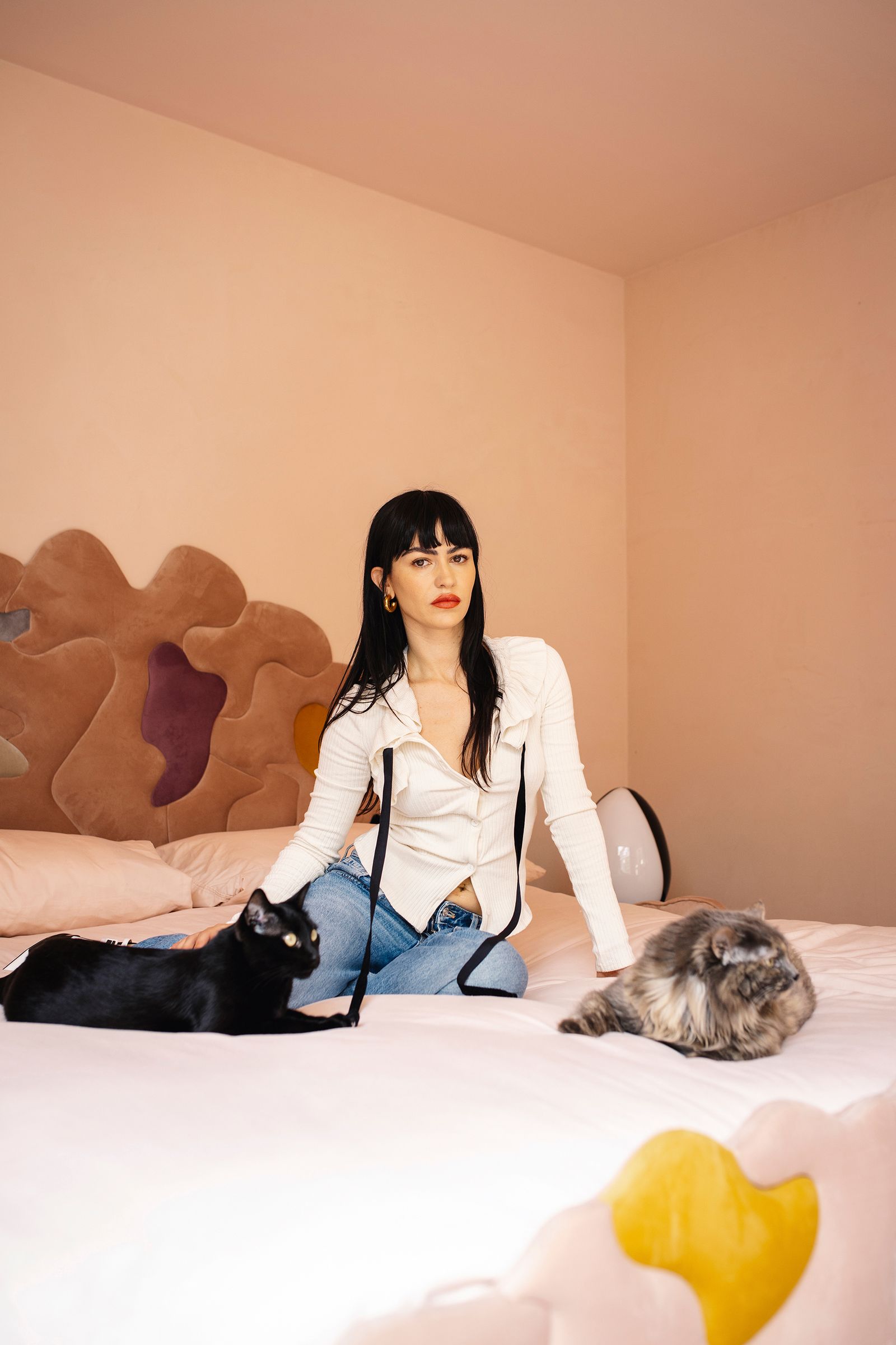 La artista argentina en su dormitorio con sus gatos Music y Matrix.