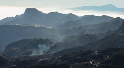 Zonas afectadas por el fuego del incendio forestal, vistas desde la Cruz de Tejeda, con el Teide (Tenerife) al fondo, en el verano de 2019. 