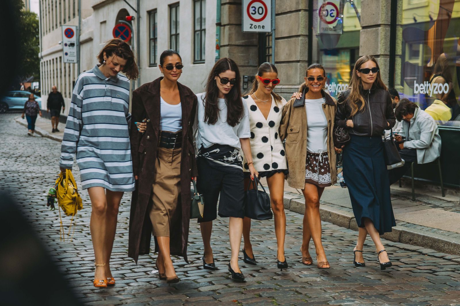10 pañuelos perfectos para las que se quieren sumar a la tendencia de llevarlos en la cadera