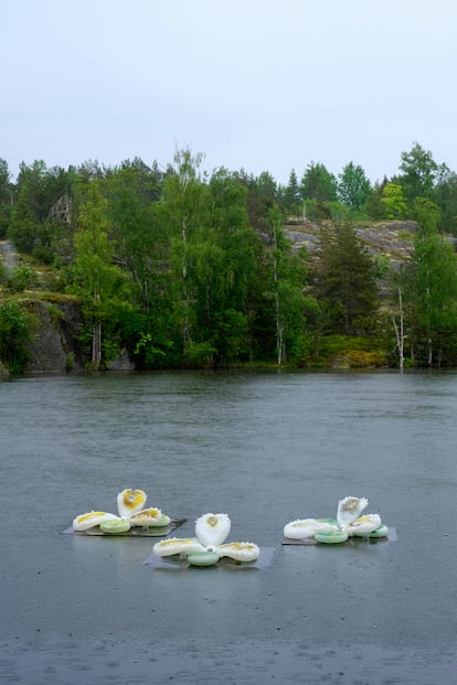 'LOCUS', obra de Thale Blix Fastvold y Tanja Thorjussen en la isla de Vallisaari, durante la Bienal de Helsinki 2025.