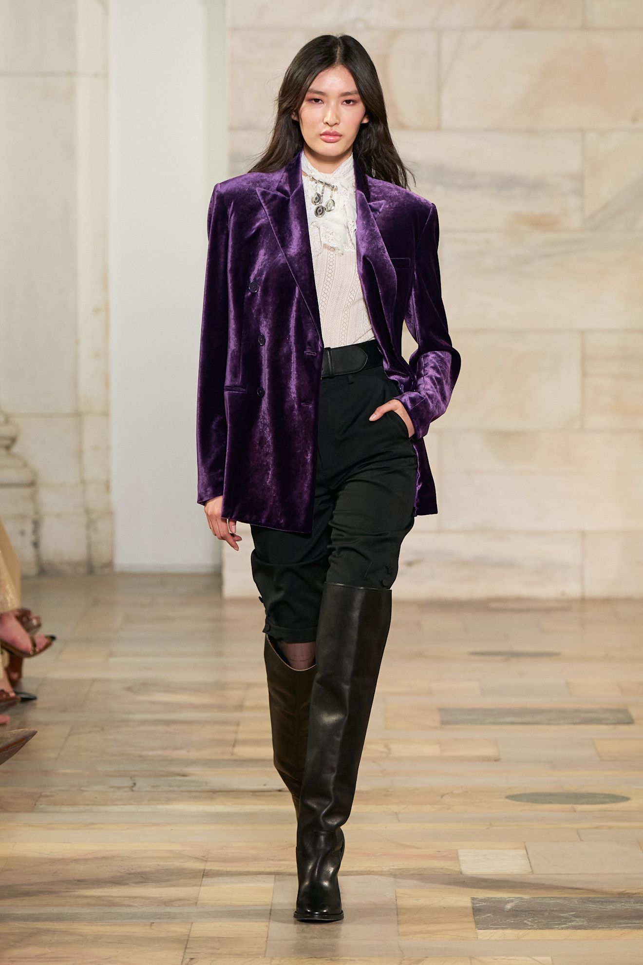 Morado amatista el nuevo color en tendencia cargado de simbolismo para vestir en otoñoinvierno 20252026