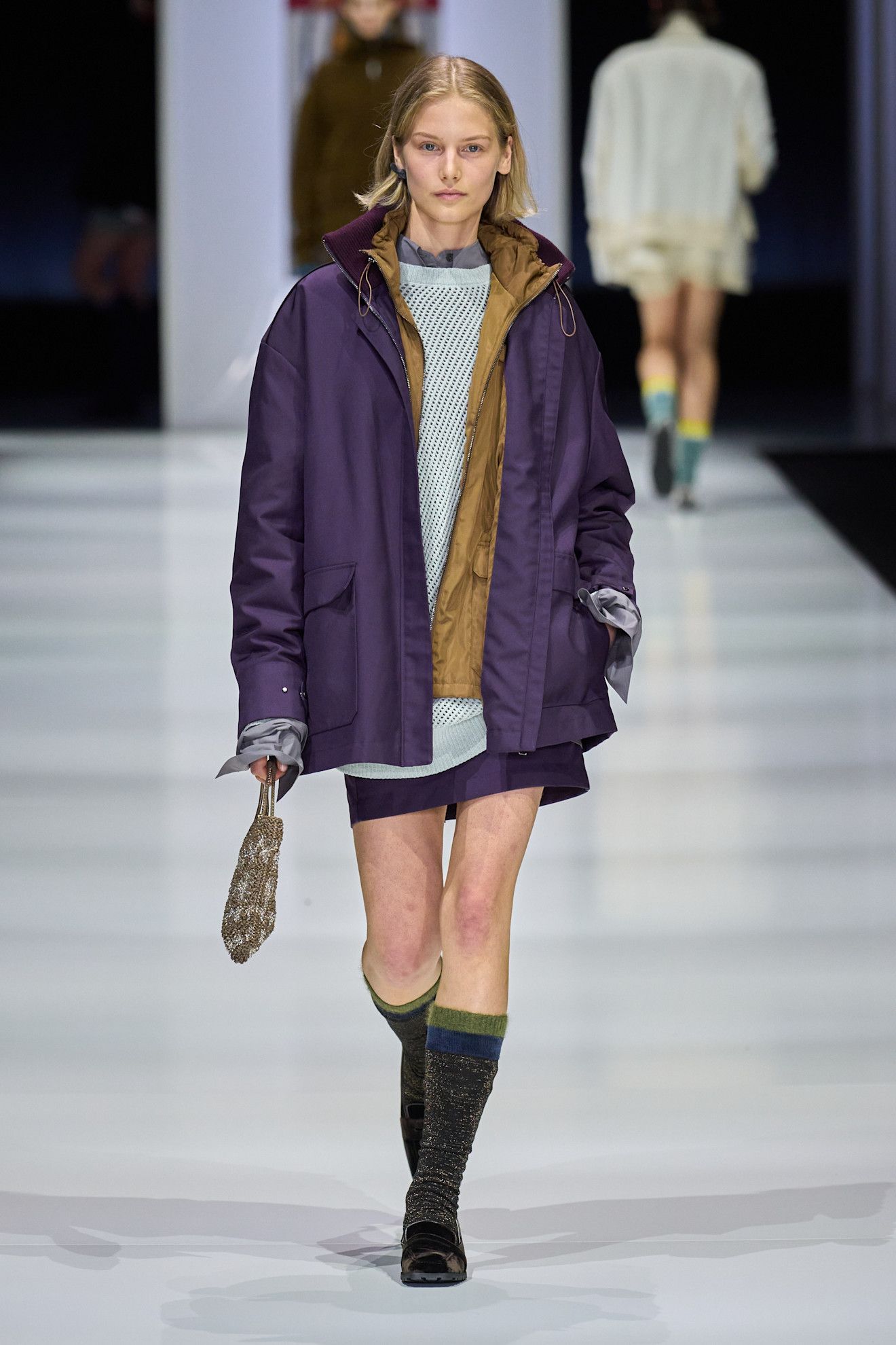 Morado amatista el nuevo color en tendencia cargado de simbolismo para vestir en otoñoinvierno 20252026