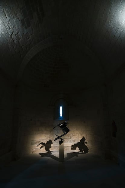 La obra de Eduardo Chillida 'Rumor de límites V', en la iglesia de la abadía. 