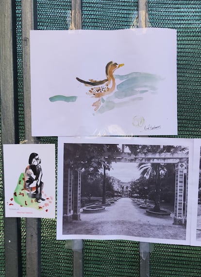 Dibujos y fotografías colgados por los vecinos en la entrada del jardín en obras.