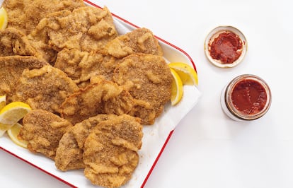 Para los argentinos, la milanesa —la milanga— es más argentina que el dulce de leche, aunque el origen de este postre también, al igual que el del filete empanado, pueda estar cuestionado. Imagen proporcionada por la editorial Catapulta.