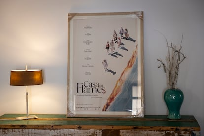 Detall de la decoració de la Casa Rovira, que inclou una imatge promocional de la pel·lícula 'Casa en flames'