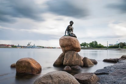 Estatua de 'La sirenita' en Copenhague, inspirada en el cuento de Hans Christian Andersen y realizada por Edvard Eriksen en 1913. 
