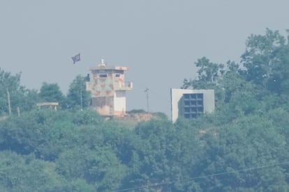 Un puesto de guardia militar norcoreano, a la izquierda, y un altavoz se ven desde Paju (Corea del Sur), cerca de la frontera con Corea del Norte, el 12 de junio.