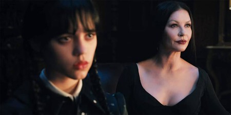 Morticia y Miércoles en una escena