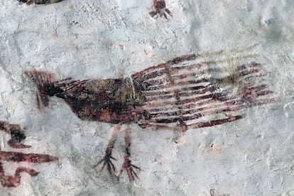 Detalle del dibujo de un pavo real, uno de los animales del conjunto.