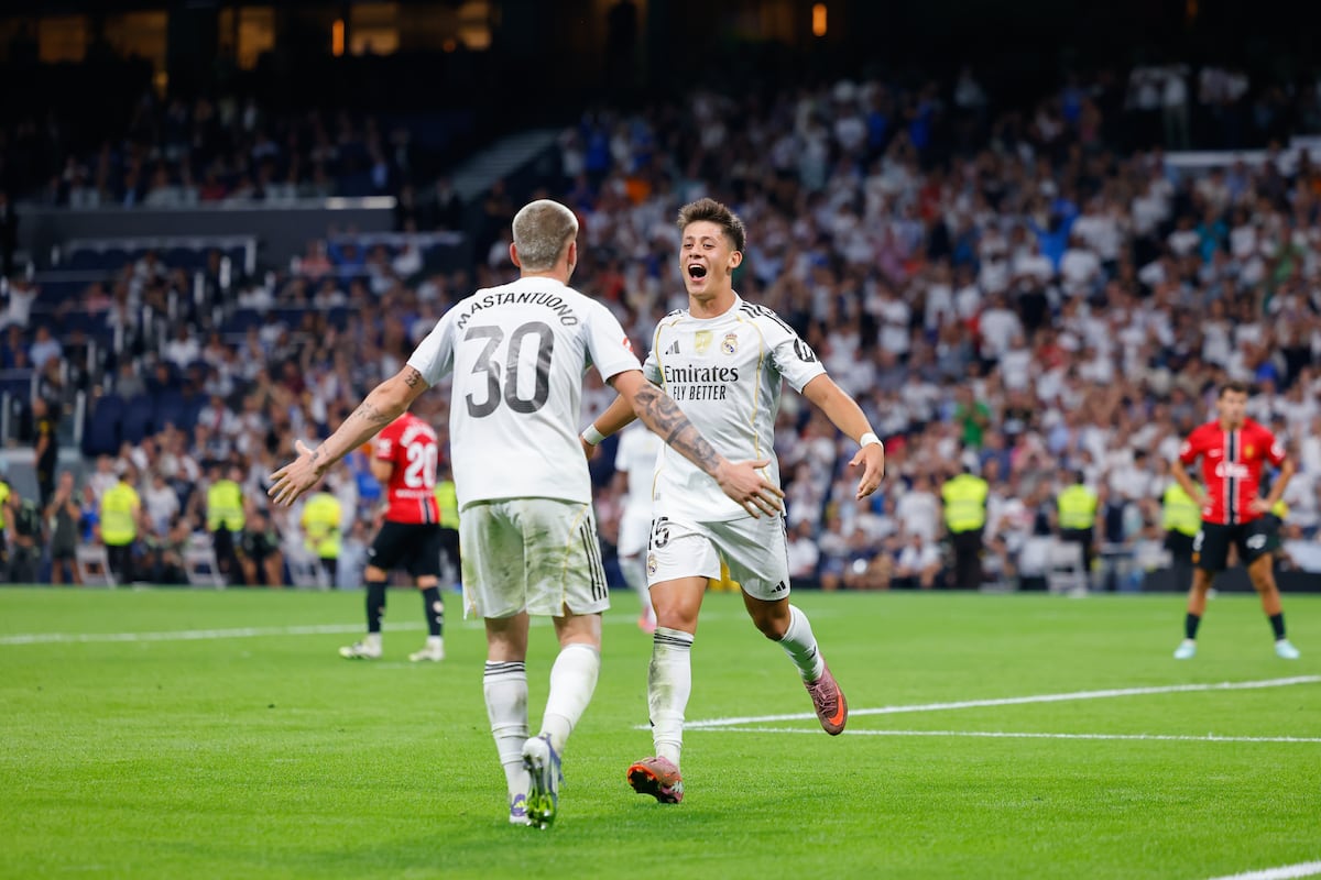 Arda Guler y Franco Mastantuono celebran este sábado el tanto del turco en el Santiago Bernabéu.