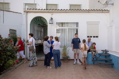 DVD1269 (04/06/2025): El Saucejo/Sevilla. Familia Martynenko de Ucrania en la localidad sevillana de El Saucejo. En la imagen la familia Martynenko con miembros de la Asociación Amistad con Ucrania. FOTO: PACO PUENTES (EL PAÍS)