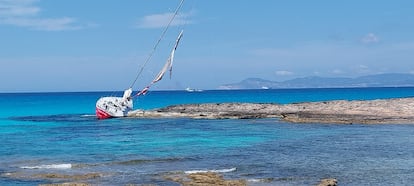El velero Helisara embarrancado junto al Molí de Sal, en Ses Illetes en Formentera, en una imagen de febrero.