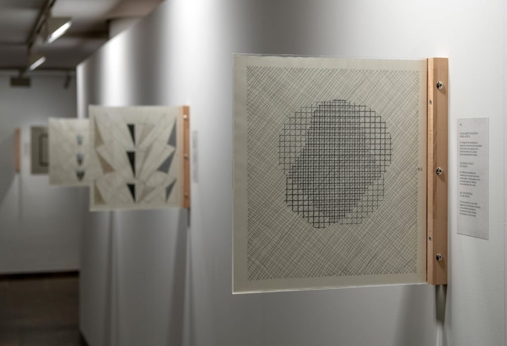 Obra gráfica de Isidoro Valcárcel Medina inspirada en la idea de simetría, en el Institut Valencià d'Art Modern (IVAM) de Valencia.