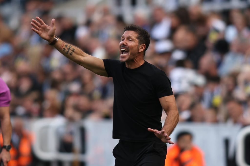 Simeone da instrucciones durante el Newcastle-Atlético (0-2) de pretemporada.