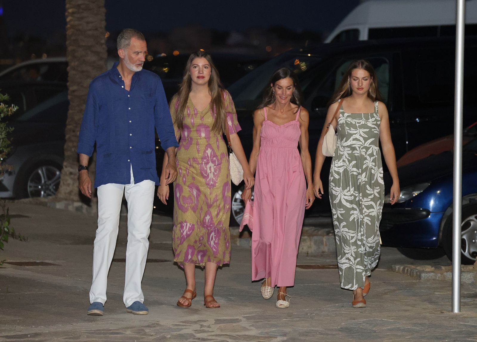 El rey Felipe VI la infanta Sofía la princesa Leonor y la reina Letizia en Mallorca con alpargatas planas