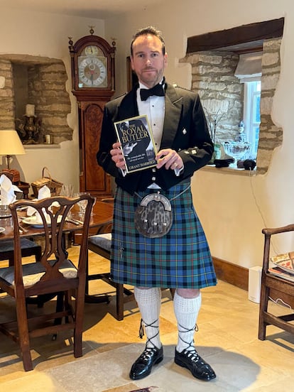 Grant Harrold en una imagen promocional de su libro 'The Royal Butler'. 
