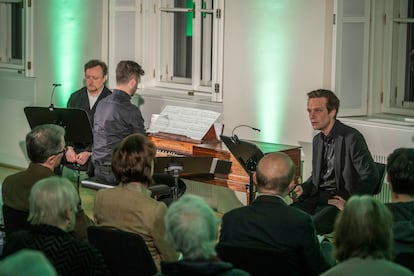 El barítono Georg Nigl, Alexander Gergelyfi (tocando un piano de mesa) y el actor August Diehl en la segunda de sus ‘Pequeñas músicas nocturnas’.