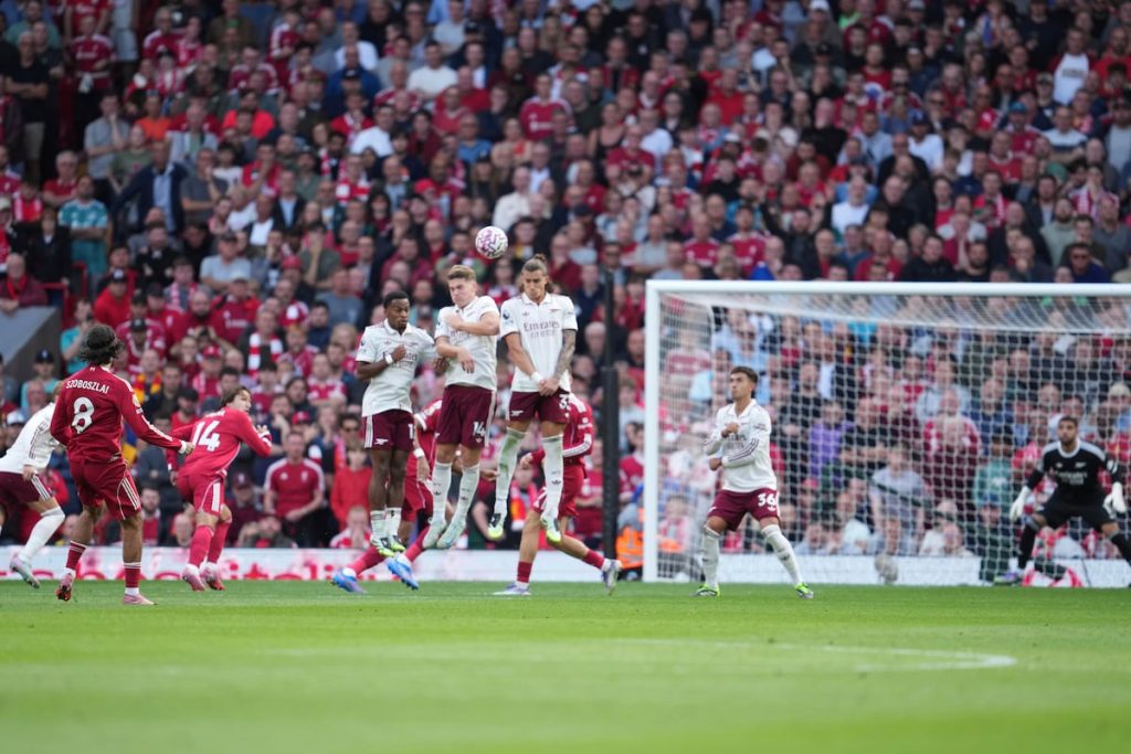 Con este lanzamiento de falta, Szoboszlai le dio el triunfo al Liverpool ante el Arsenal (1-0) y el liderato en solitario de la Premier League.