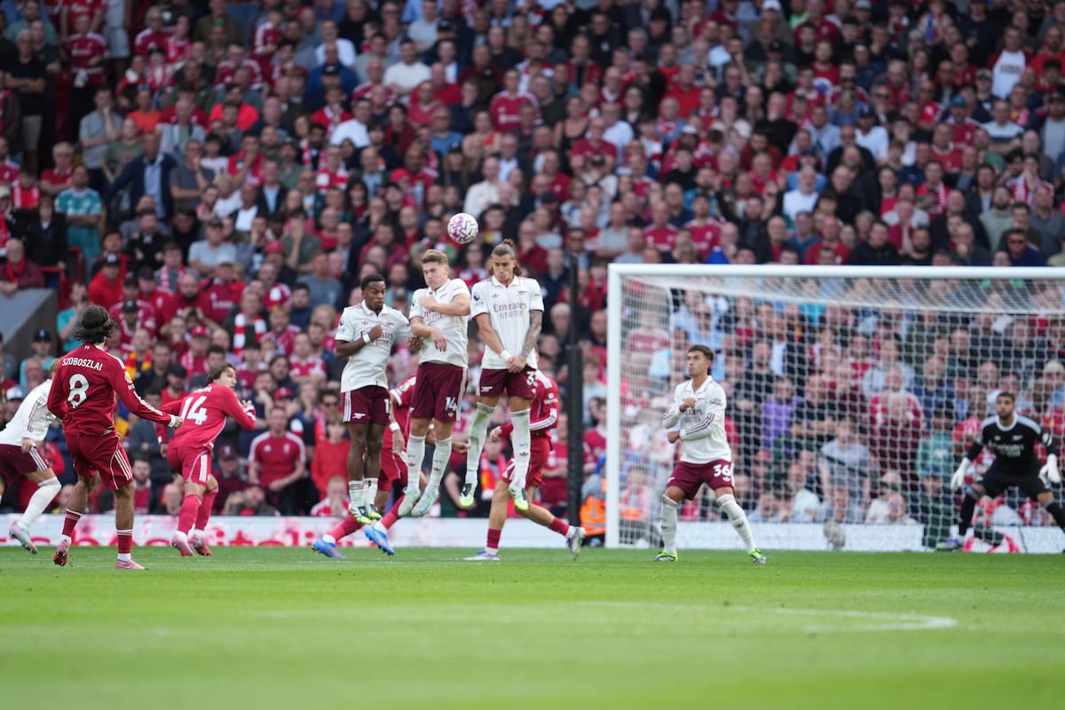 Con este lanzamiento de falta, Szoboszlai le dio el triunfo al Liverpool ante el Arsenal (1-0) y el liderato en solitario de la Premier League.