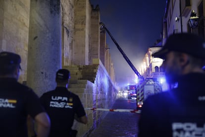 Agentes de Policía en el lugar en que ha sido declarado un incendio en la mezquita.