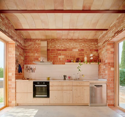 La cocina, como el resto de la vivienda, es sencilla, a partir de madera barnizada. 