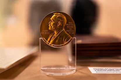 La medalla del premio Nobel de Literatura 1982 otorgado a García Márquez exhibida en La exposición ‘todo se sabe: el cuento de la creación de Gabo’, en la biblioteca Nacional de Colombia, en Bogotá, el 22 de abril de 2025.