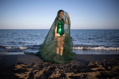 Reportaje sobre la performance que realizará la actriz y artista Alessandra García durante todo el mes de agosto en el litoral malagueño.