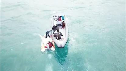 Un presunto grupo de narcos, a bordo de una semirrígida de grandes dimensiones, recibe garrafas de gasolina de un par de supuestos 'petaqueros', en altamar.