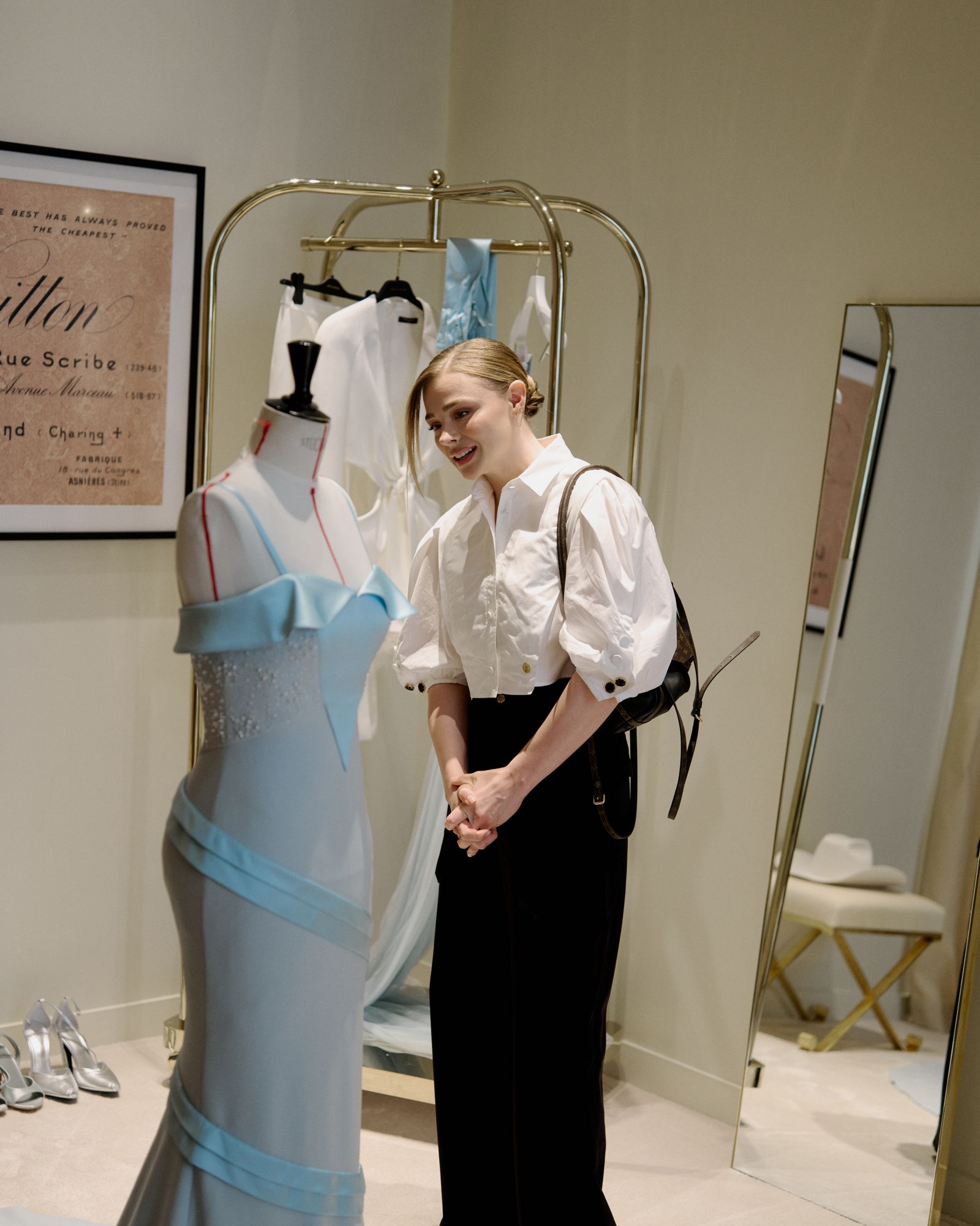 Las últimas pruebas del vestido de novia de Chloë Grace Moretz y Kate Harrison en el atelier de Louis Vuitton en París
