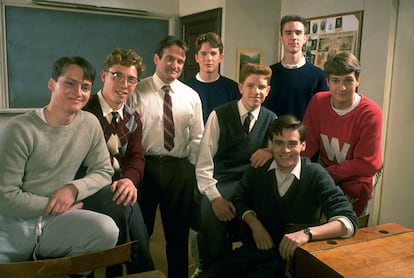 Ethan Hawke detrás de Robin Williams y junto al resto de los protagonistas de 'El club de los poetas muertos', en 1989.