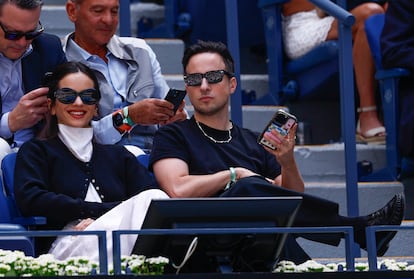 Rosalía disfrutando del partido de Alcaraz desde la grada. 