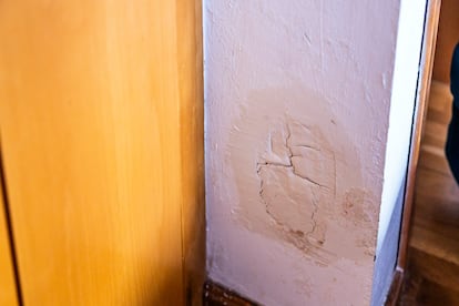 Humedades en la pared de la habitación de Antonella y sus hijas, el 1 de septiembre.